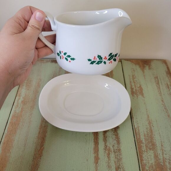 New in Box Vintage Corelle Winter Holly Ceramic Gravy Boat with Underplate - Picture 6 of 16